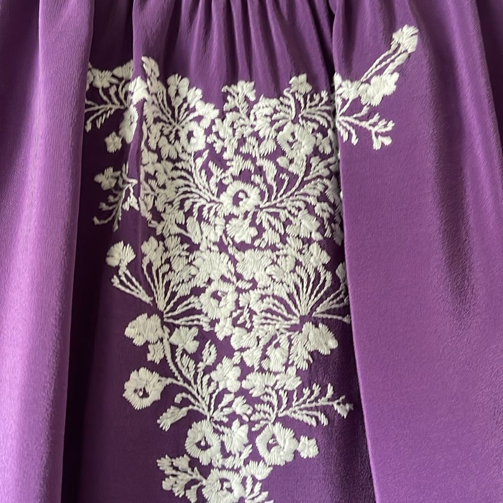 Karen Kane beautiful silk embroidered top. No stains. Barley worn - Picture 2 of 6